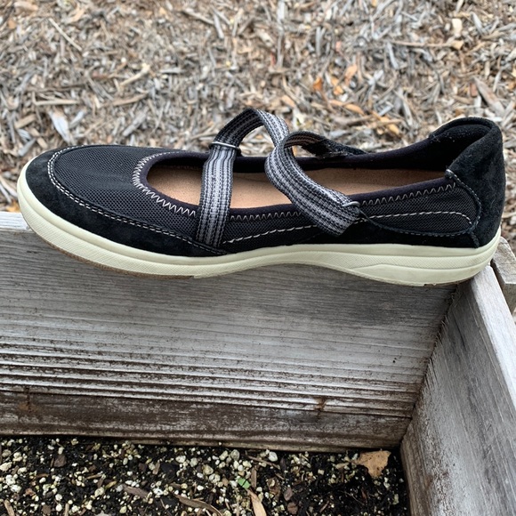 Earth Origins Mary Jane tennies in great condition, hardly worn - Picture 3 of 4